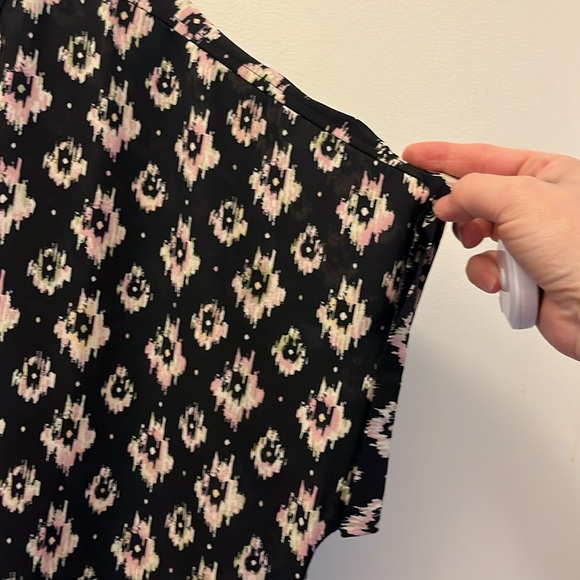 Maurices Black Geometric Blouse size large - Picture 6 of 9